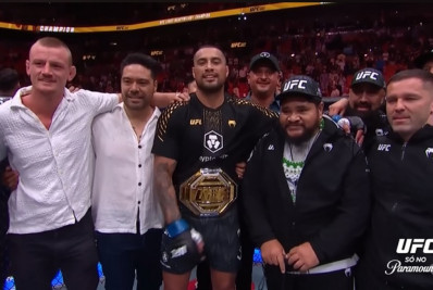 Novo campeão do UFC, Carlos Ulberg perde cinturão durante comemoração; entenda