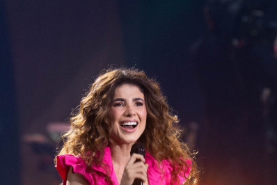 Paula Fernandes usa figurino de 15 anos atrás em novo projeto; veja antes e depois