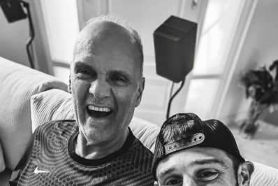 Filho de Oscar Schmidt presta homenagem ao pai: 'Um herói'