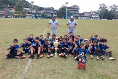 Feriado com bola rolando pela Copa Angra de Futebol Sub-13