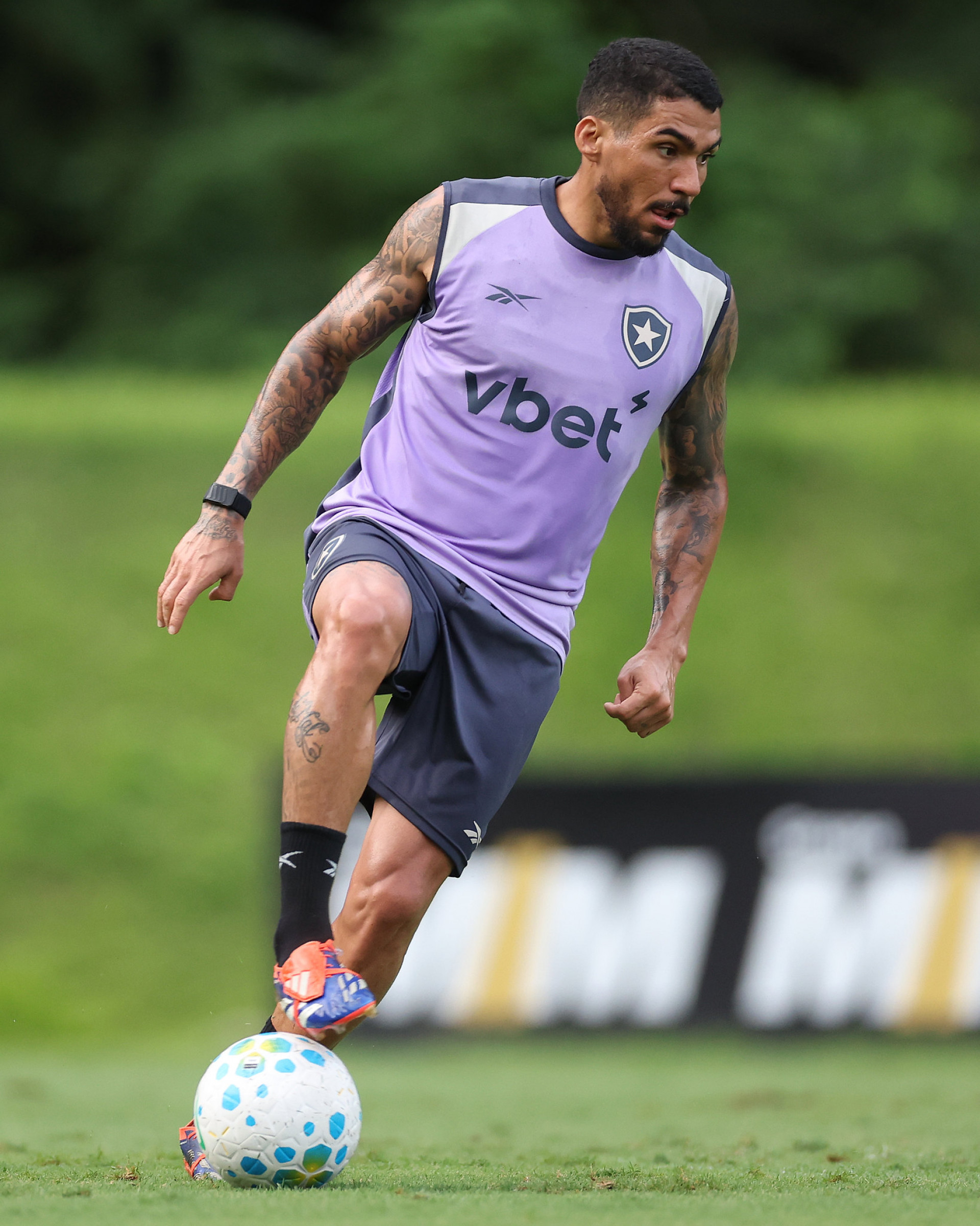 Allan em ação durante treinamento do Botafogo