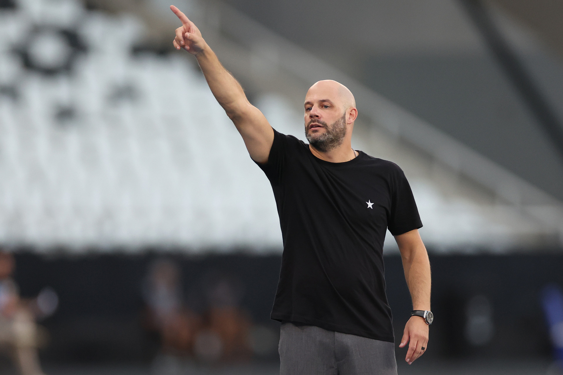 Franclim Carvalho lamenta primeira derrota no Botafogo: 'Tivemos chances de fazer o 2 a 0'