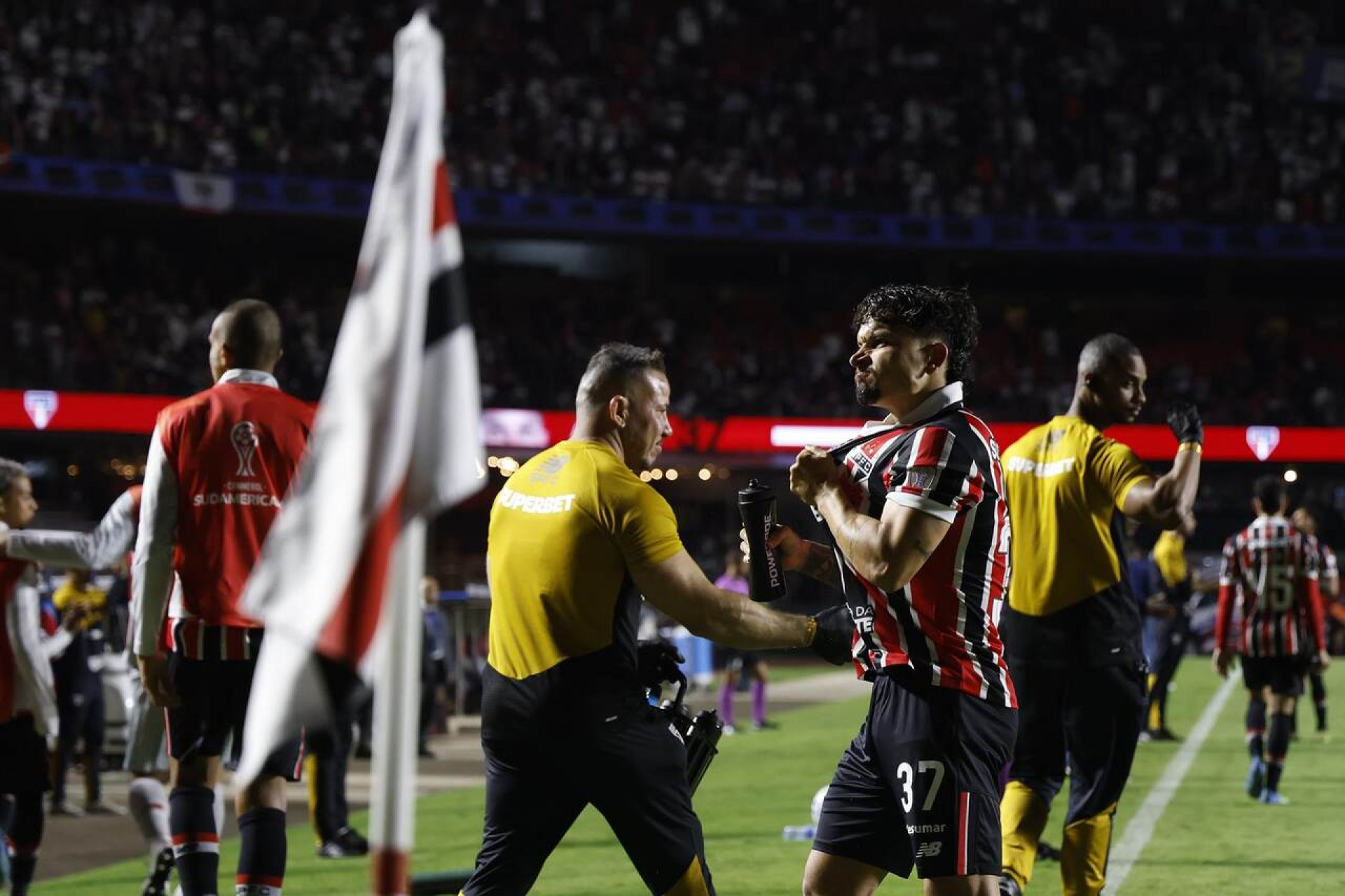 S&atilde;o Paulo aposta em Artur sem custos e v&ecirc; atleta assumir protagonismo