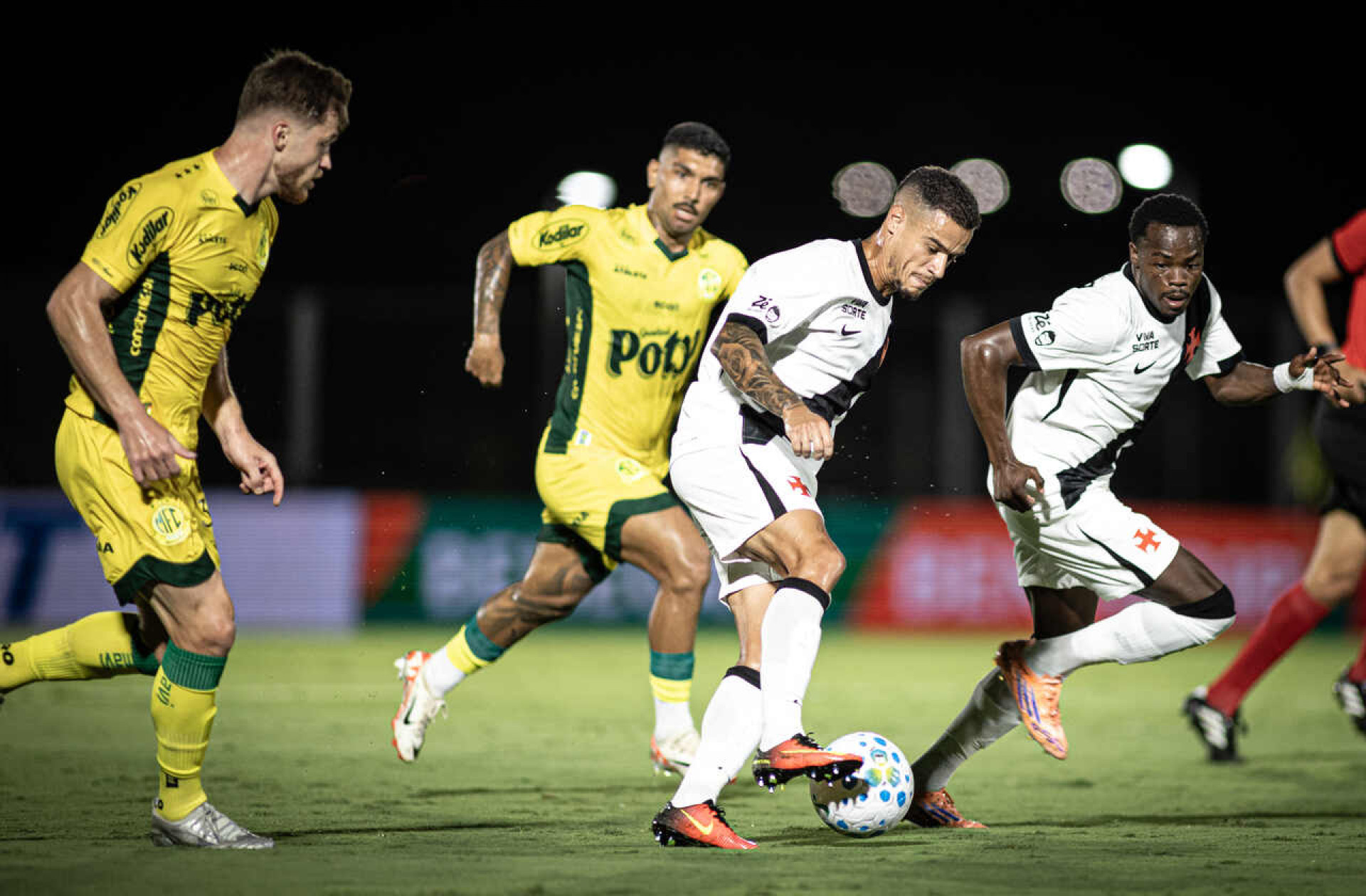 Coutinho continua sendo o artilheiro do Vasco na temporada mesmo fora do elenco