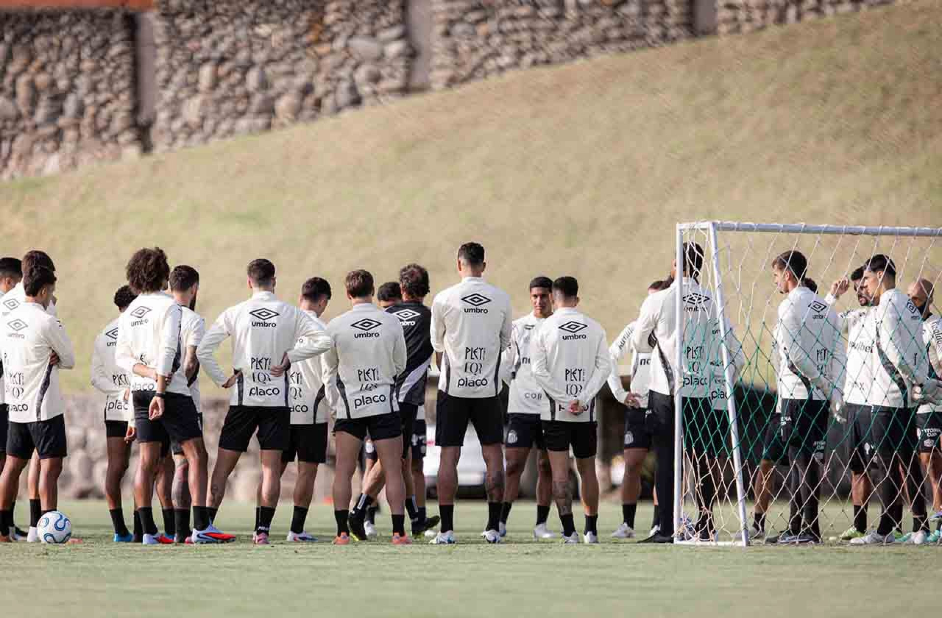 Pressionado, Cuca busca resposta imediata no Santos ap&oacute;s trope&ccedil;o na Sula