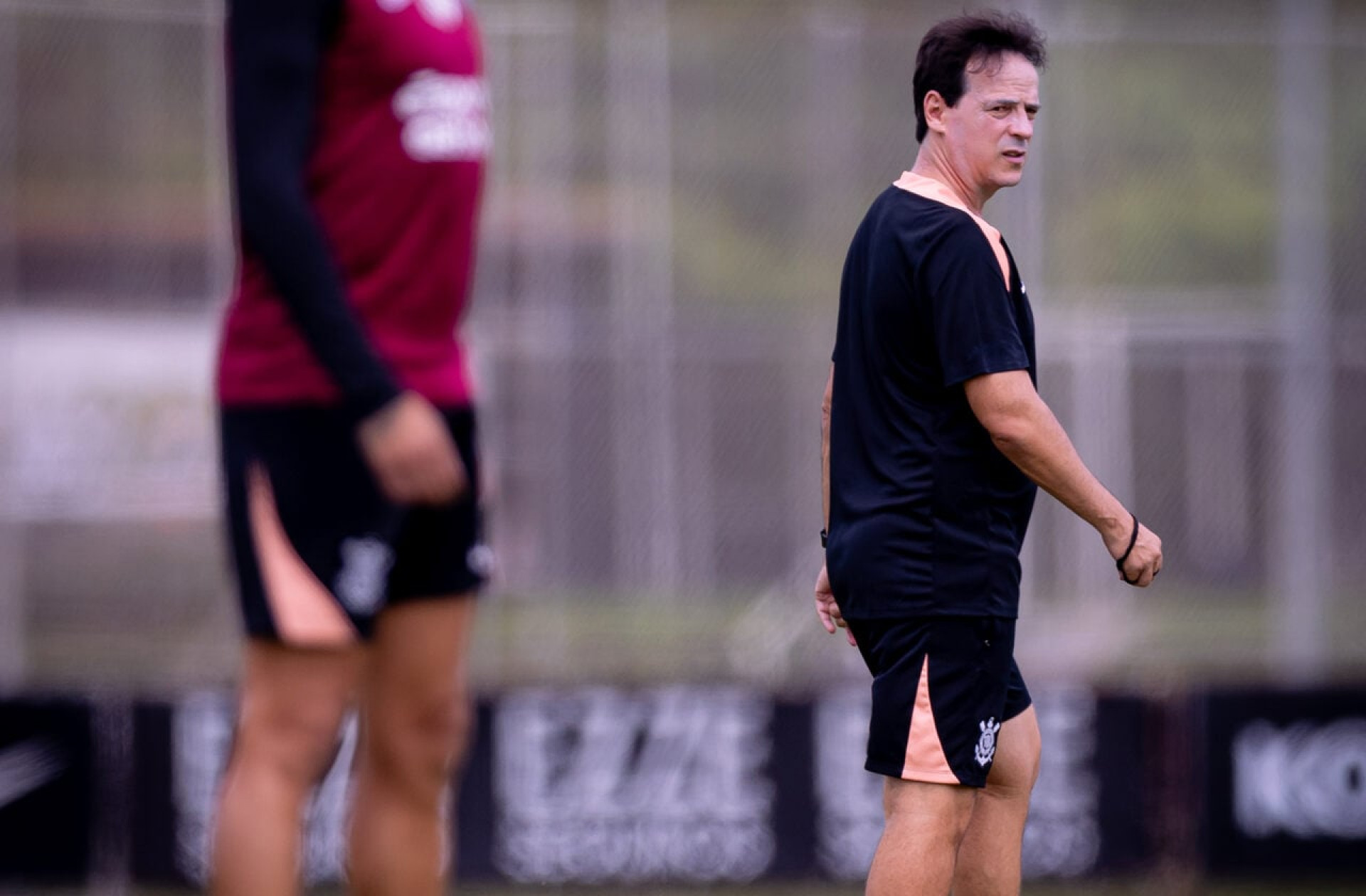 Diniz roda pouco o elenco e tenta encontrar espinha dorsal no Corinthians