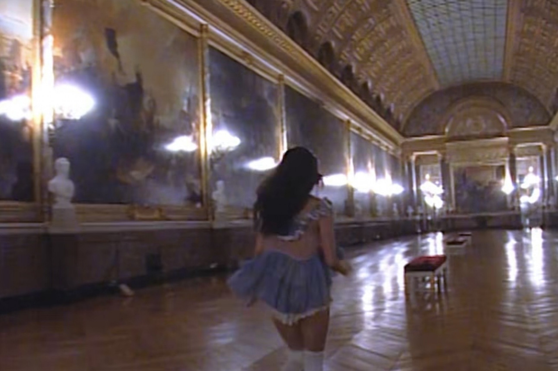 Olivia Rodrigo em clipe de 'drop dead', gravado no Pal&aacute;cio de Versalhes - Reprodu&ccedil;&atilde;o/Instagram