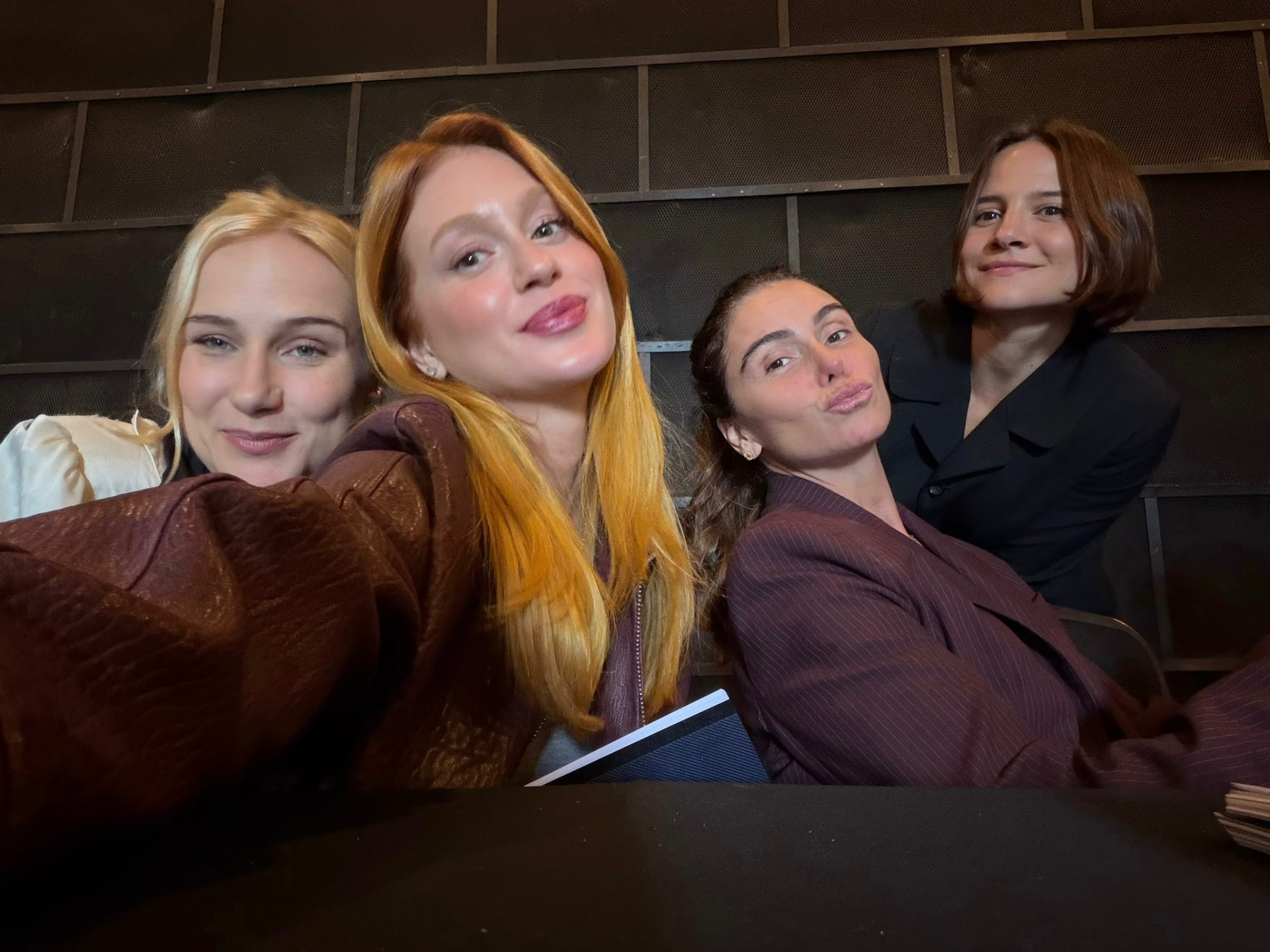 Carol Garcia, Marina Ruy Barbosa, Giovanna Antonelli e Bianca Comparato em bastidores de 