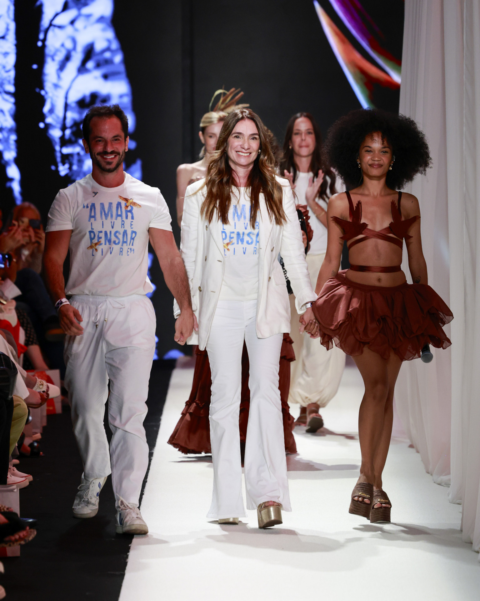 Adriana Bozon encerra o desfile da Salinas em um momento que sintetiza a alma da coleção: solar, brasileira e sofisticada
