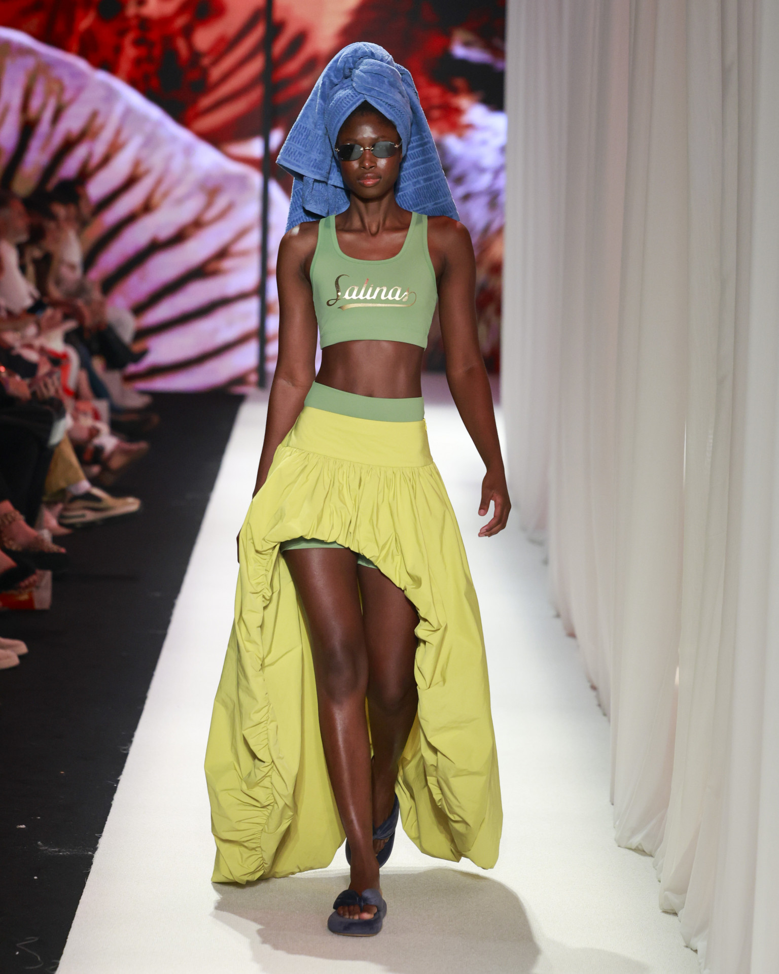 A proposta fitness surge repaginada, com styling afiado, paleta fresca e uma abordagem que aproxima esporte e passarela