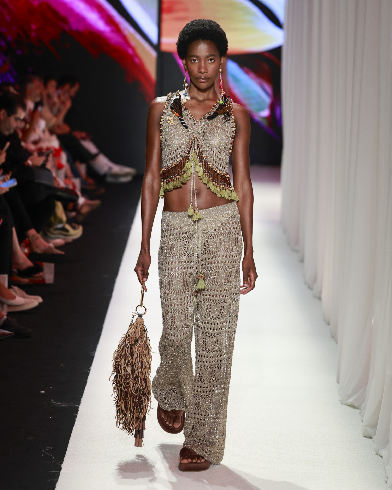 Tramas artesanais, acabamentos minuciosos e acessórios de textura orgânica revelam o lado mais elaborado da coleção
