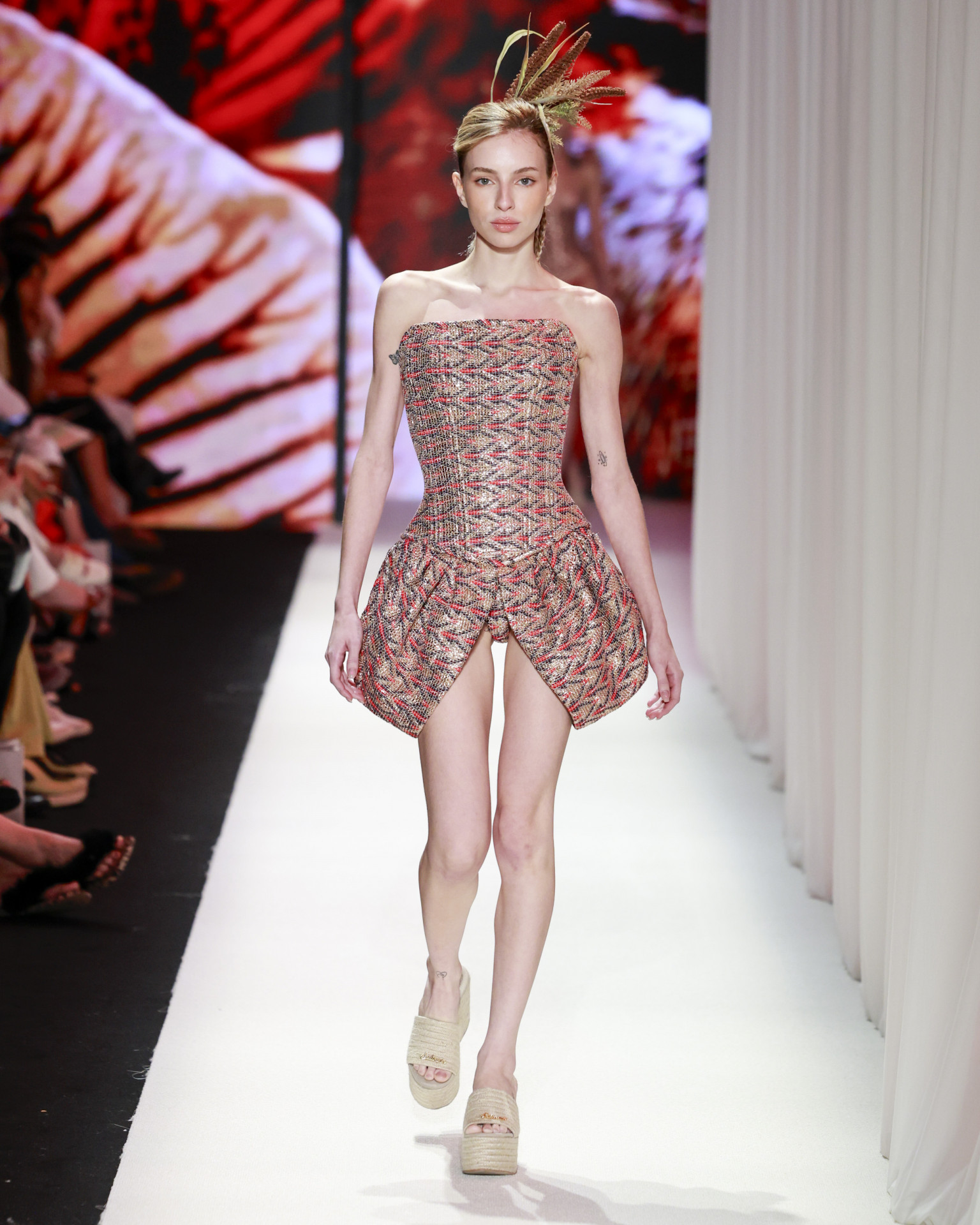 A silhueta estruturada e o trabalho de textura transformam o look em uma interpretação autoral e escultural da natureza
