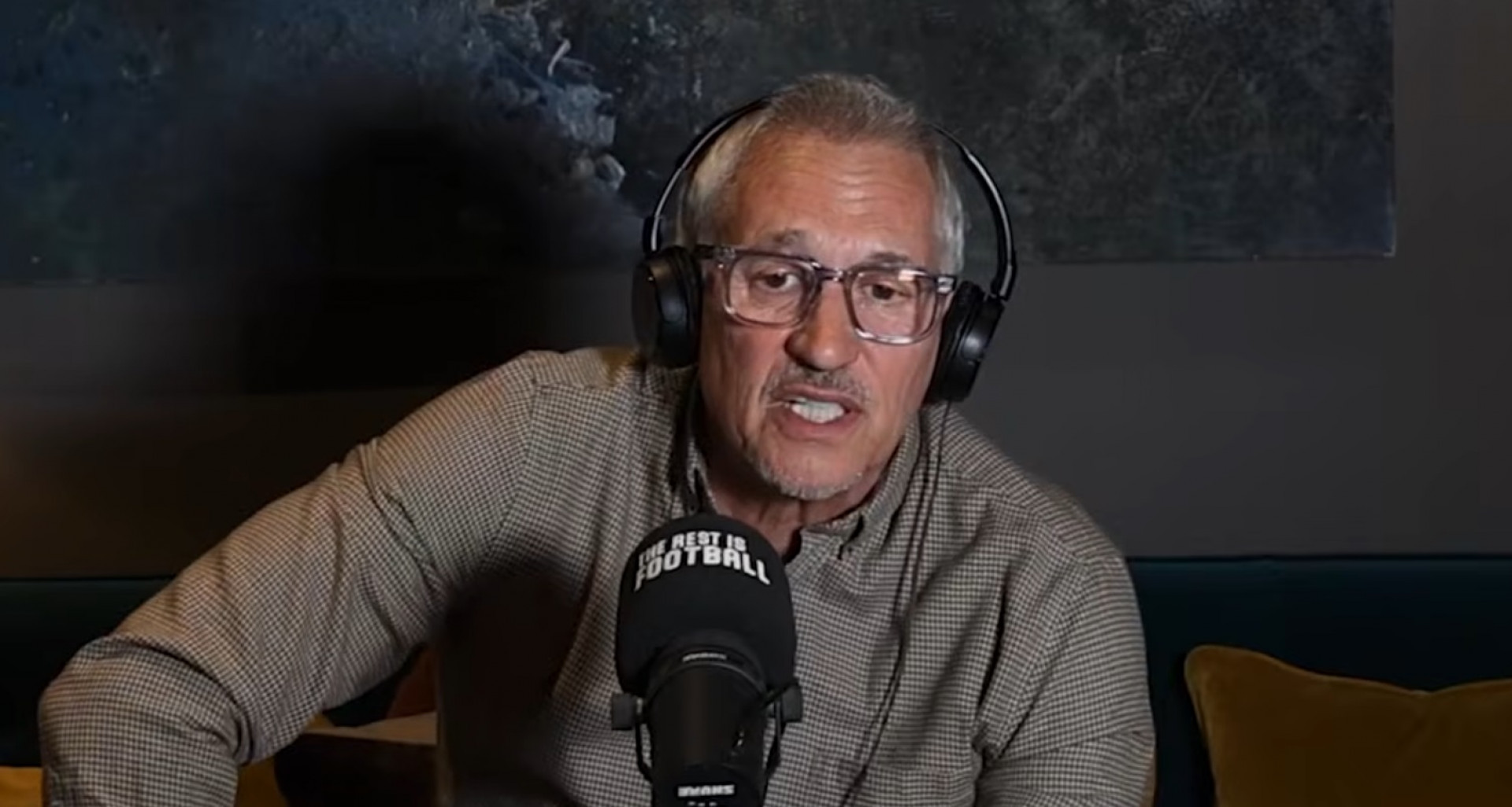Gary Lineker, durante participação no podcast 'The Rest is Football' - Reprodução / YouTube