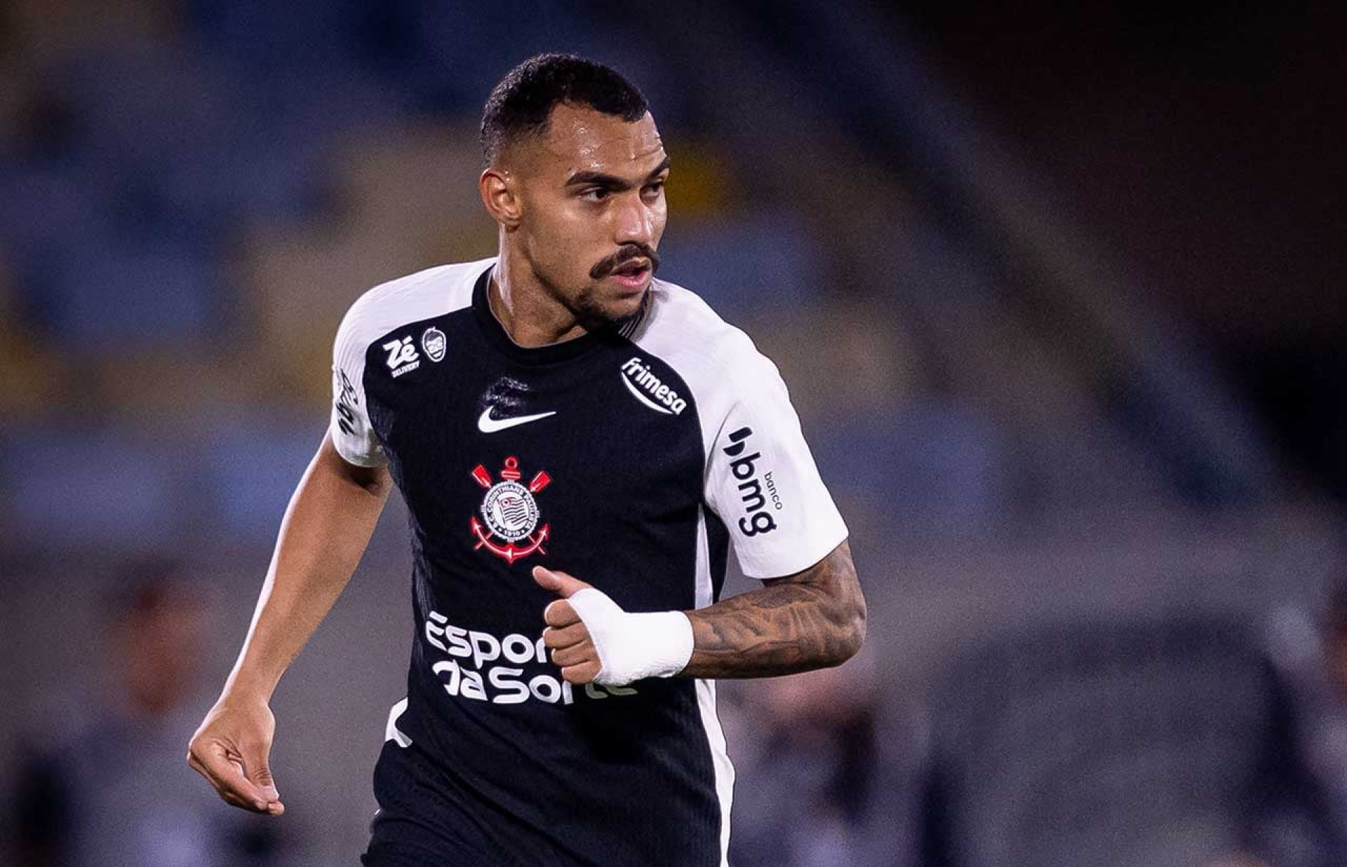 Diniz far&aacute; mudan&ccedil;as na defesa e no meio-campo do Corinthians; Hugo Souza viaja