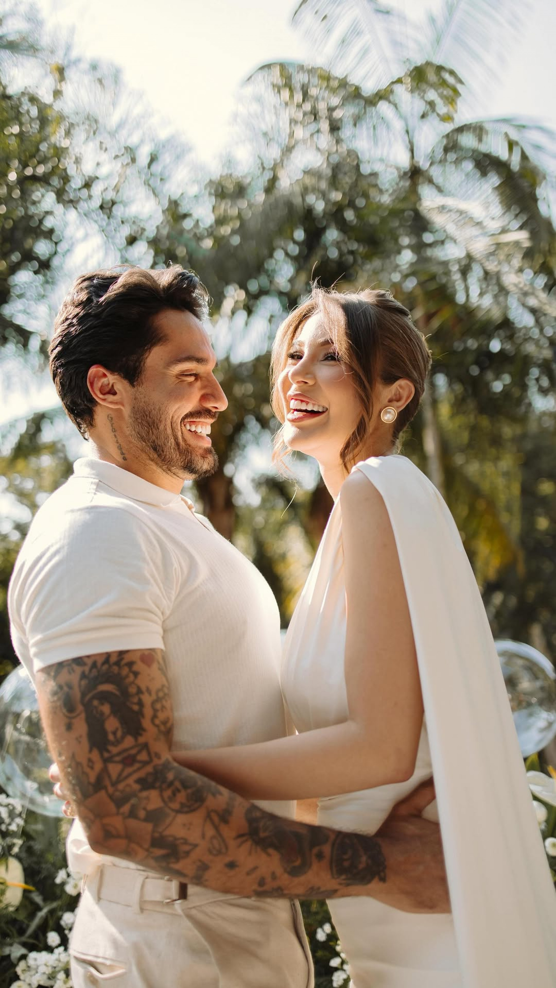 Ex-BBB Bil Araújo e Adriana Yanca descobrem sexo do filho