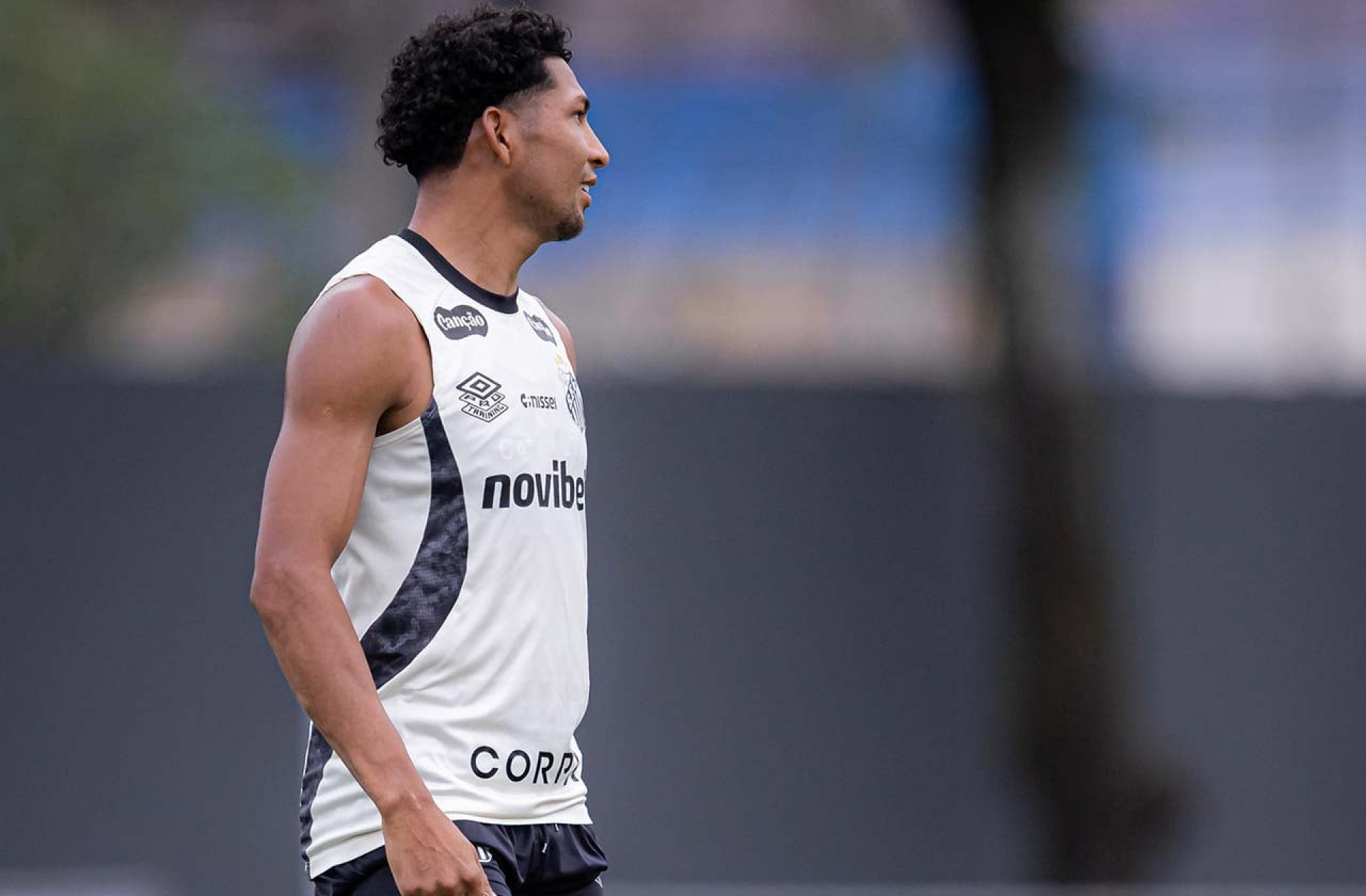 Neymar volta ao gramado e refor&ccedil;a treino do Santos. Rony &eacute; d&uacute;vida