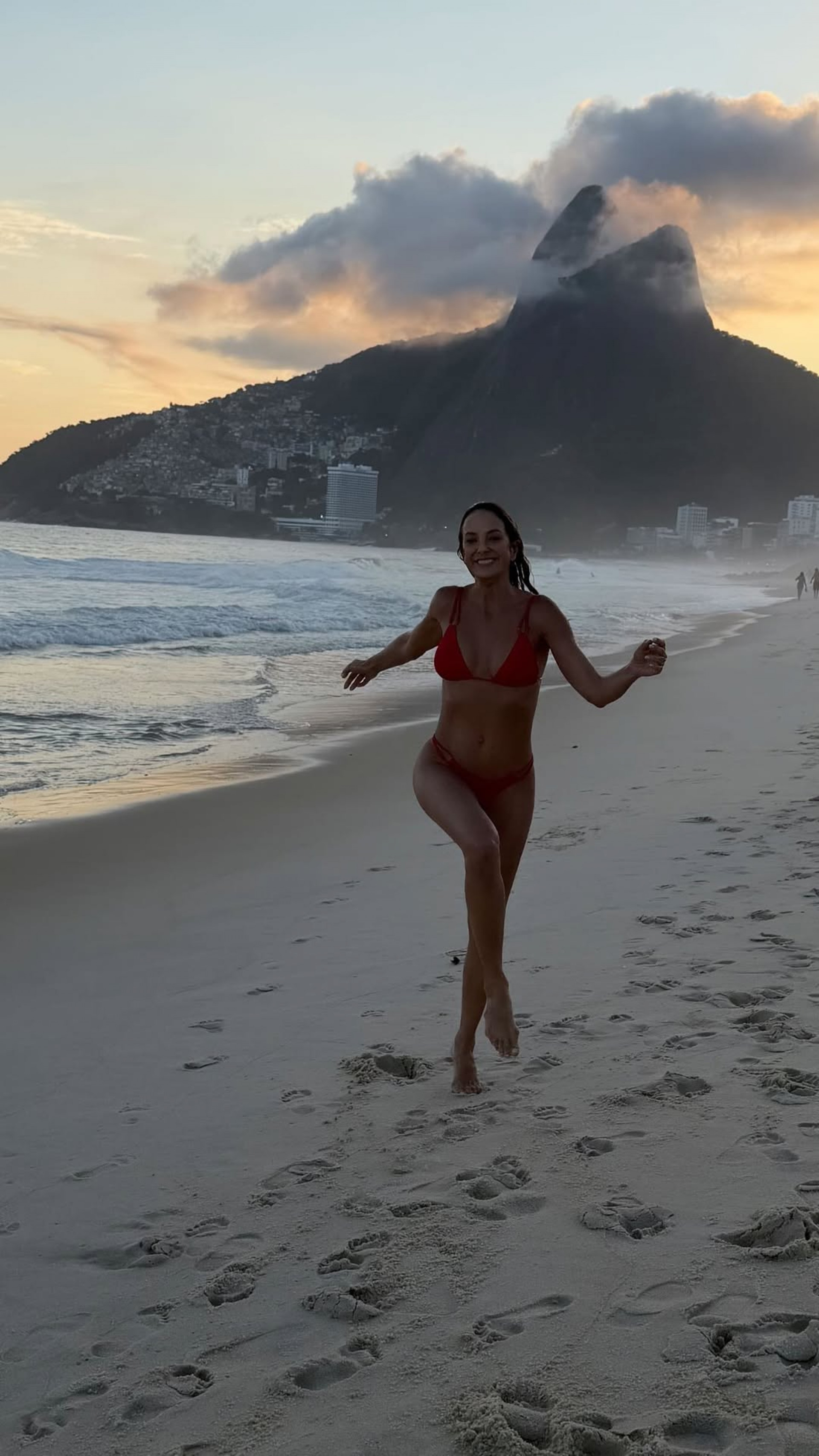 De biquíni, Ticiane Pinheiro curte pôr do sol na Praia de Ipanema - Reprodução / Instagram