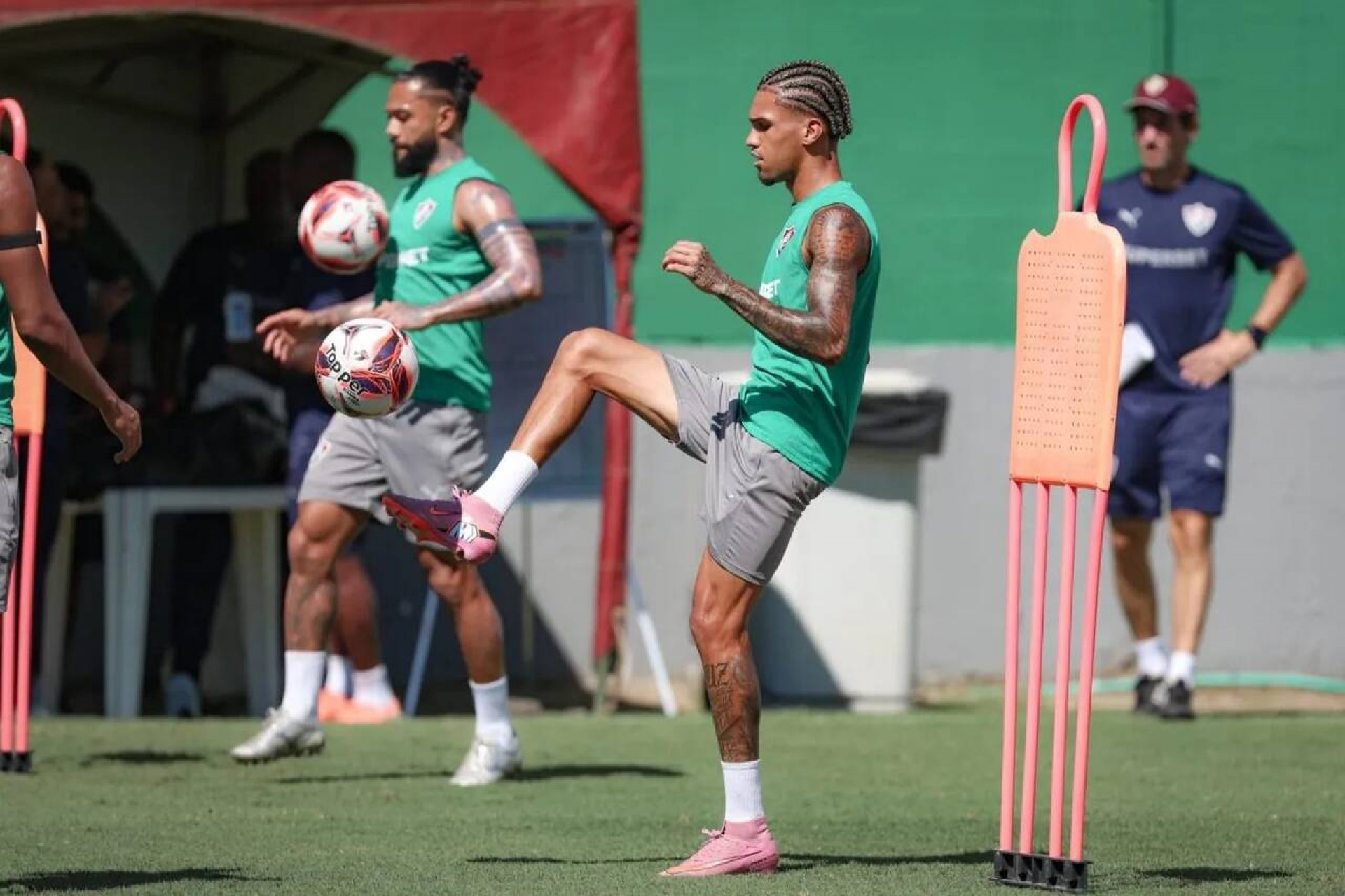 Dois meses depois, joia da base do Fluminense volta a atuar com Zubeld&iacute;a