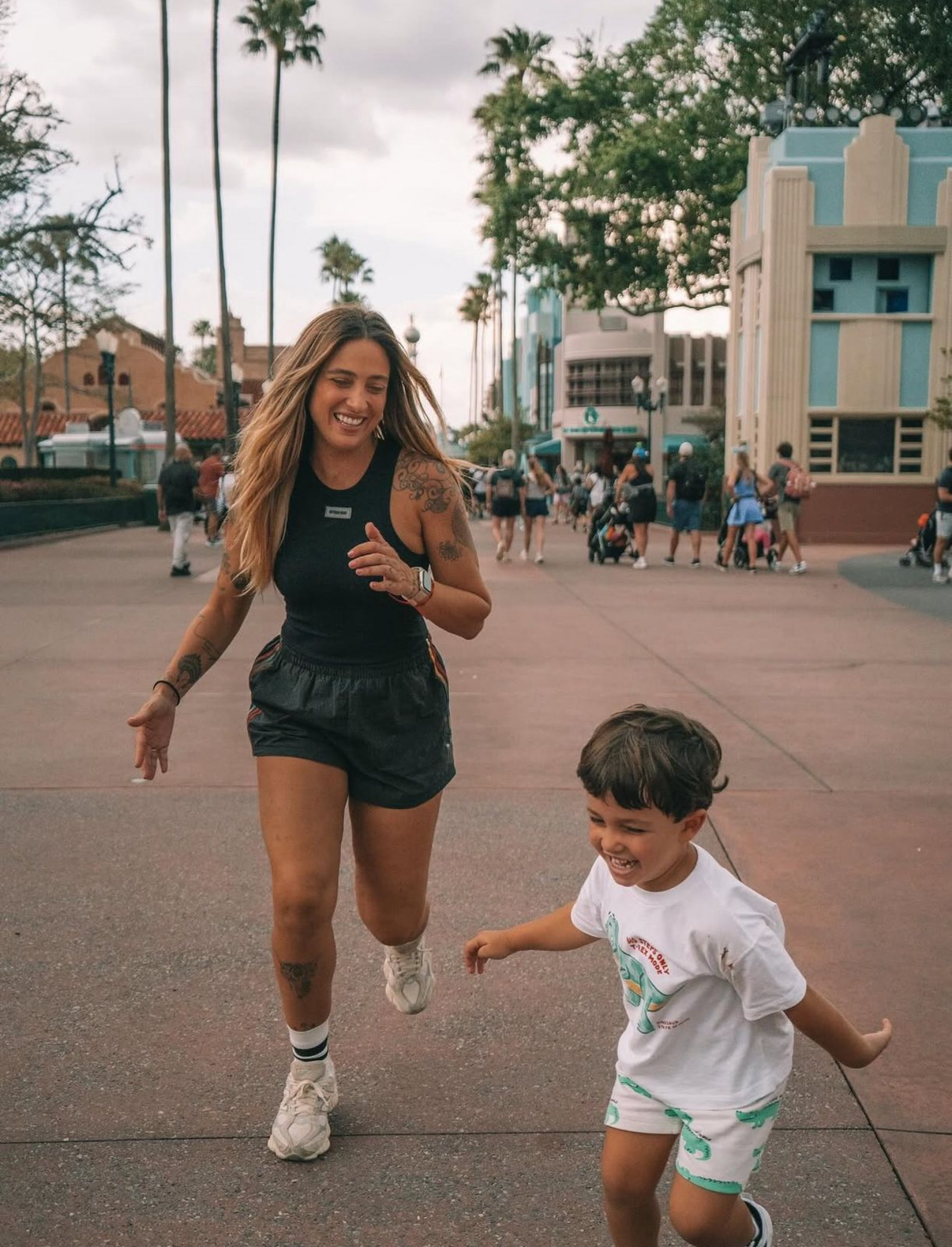 Namorada de Lauana Prado, Tati Dias, chora ao falar sobre crescimento do filho