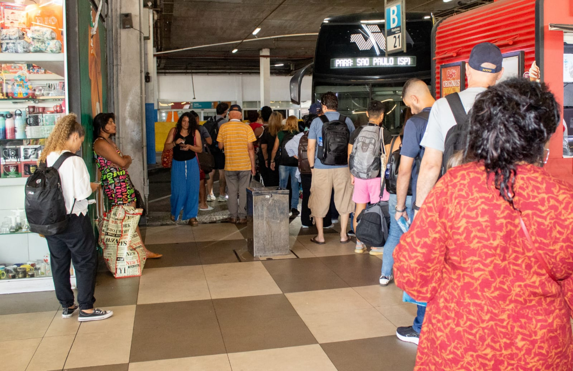 Grande movimentação de passageiros na Rodoviária Novo Rio, nesta sexta-feira - Érica Martin / Agência O Dia