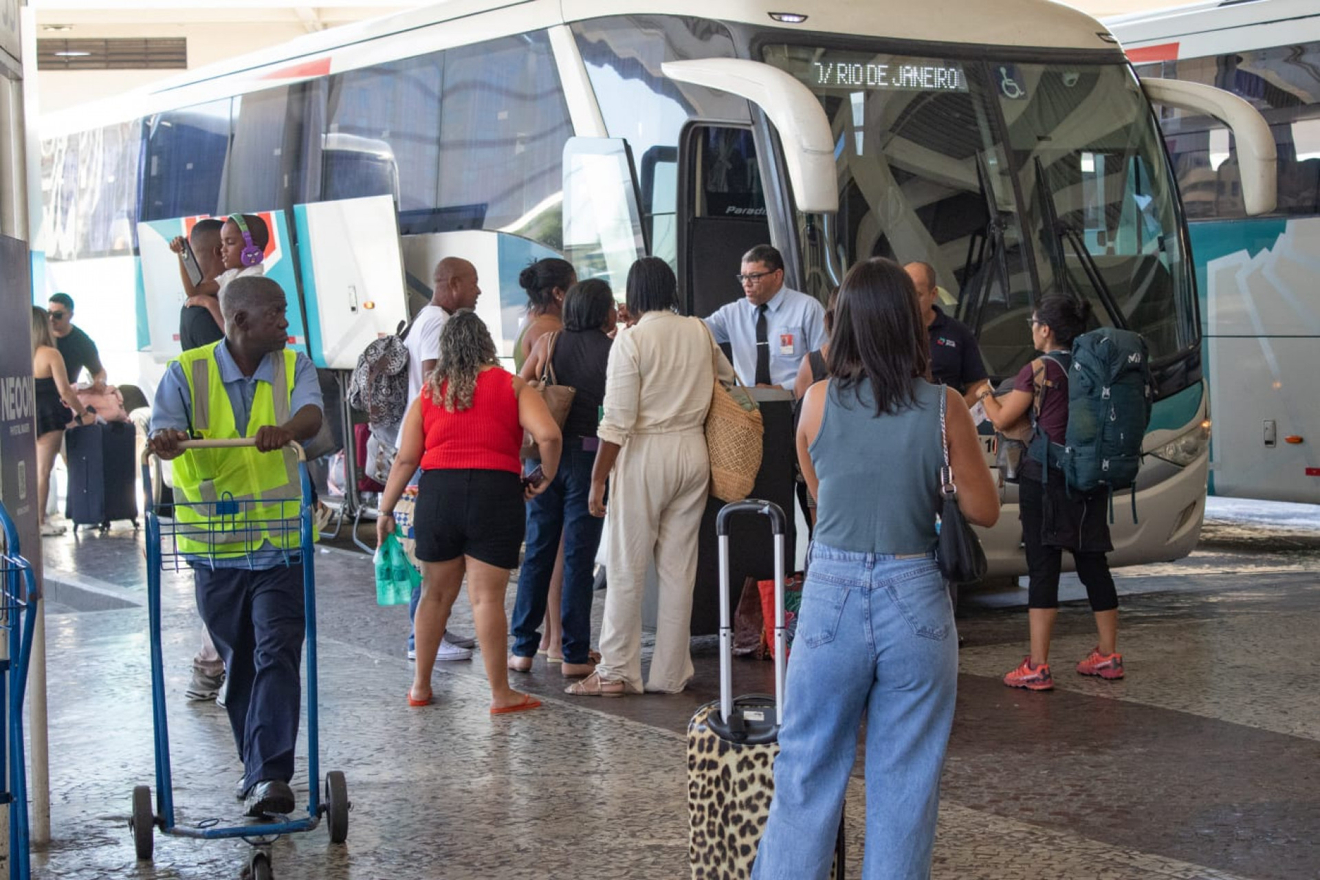 Grande movimentação de passageiros na Rodoviária Novo Rio, nesta sexta-feira - Érica Martin / Agência O Dia
