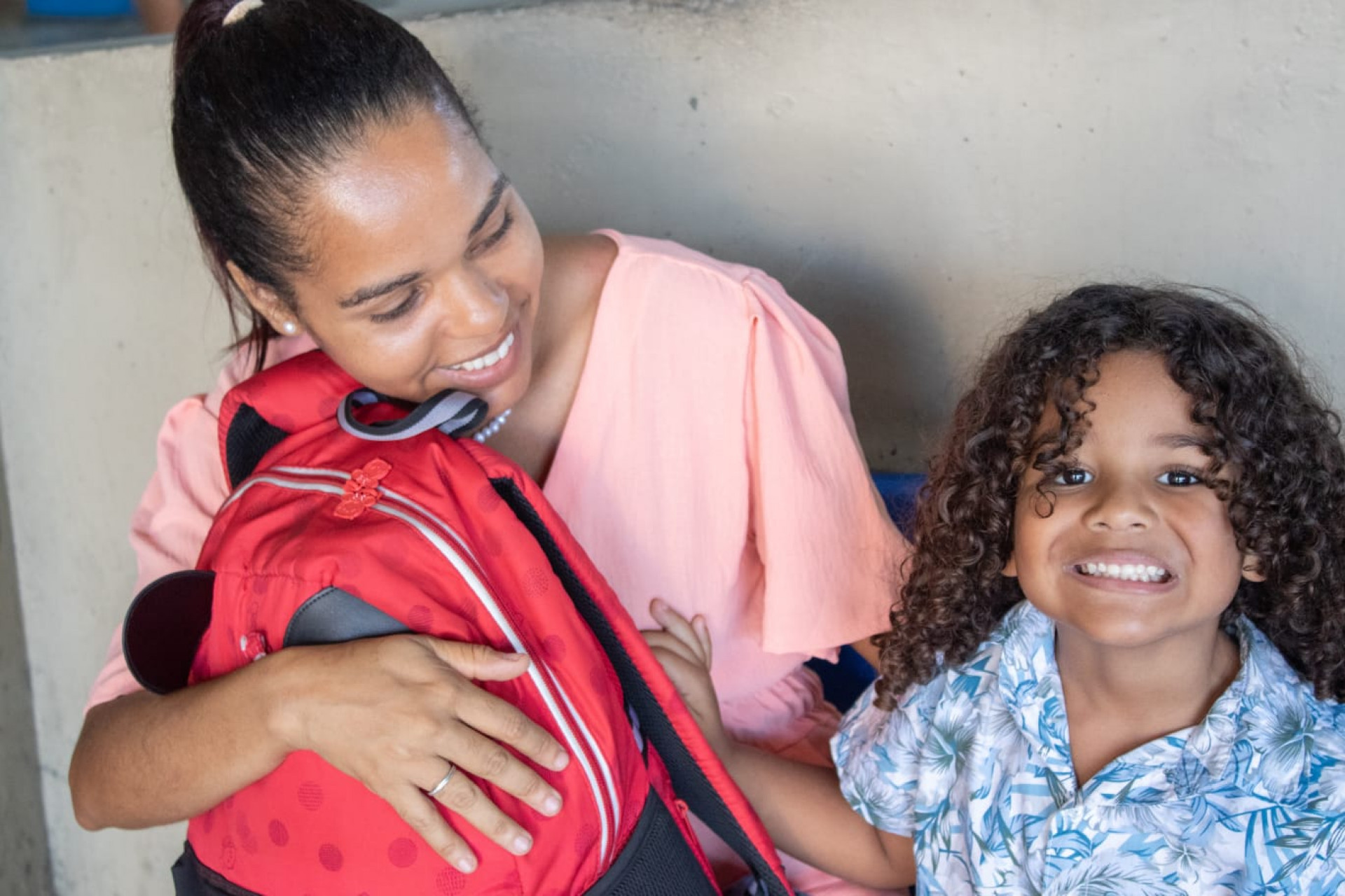 Patrícia Bispo e seu filho Jhon pretendem aproveitas as praias de Cabo Frio - Érica Martin / Agência O Dia