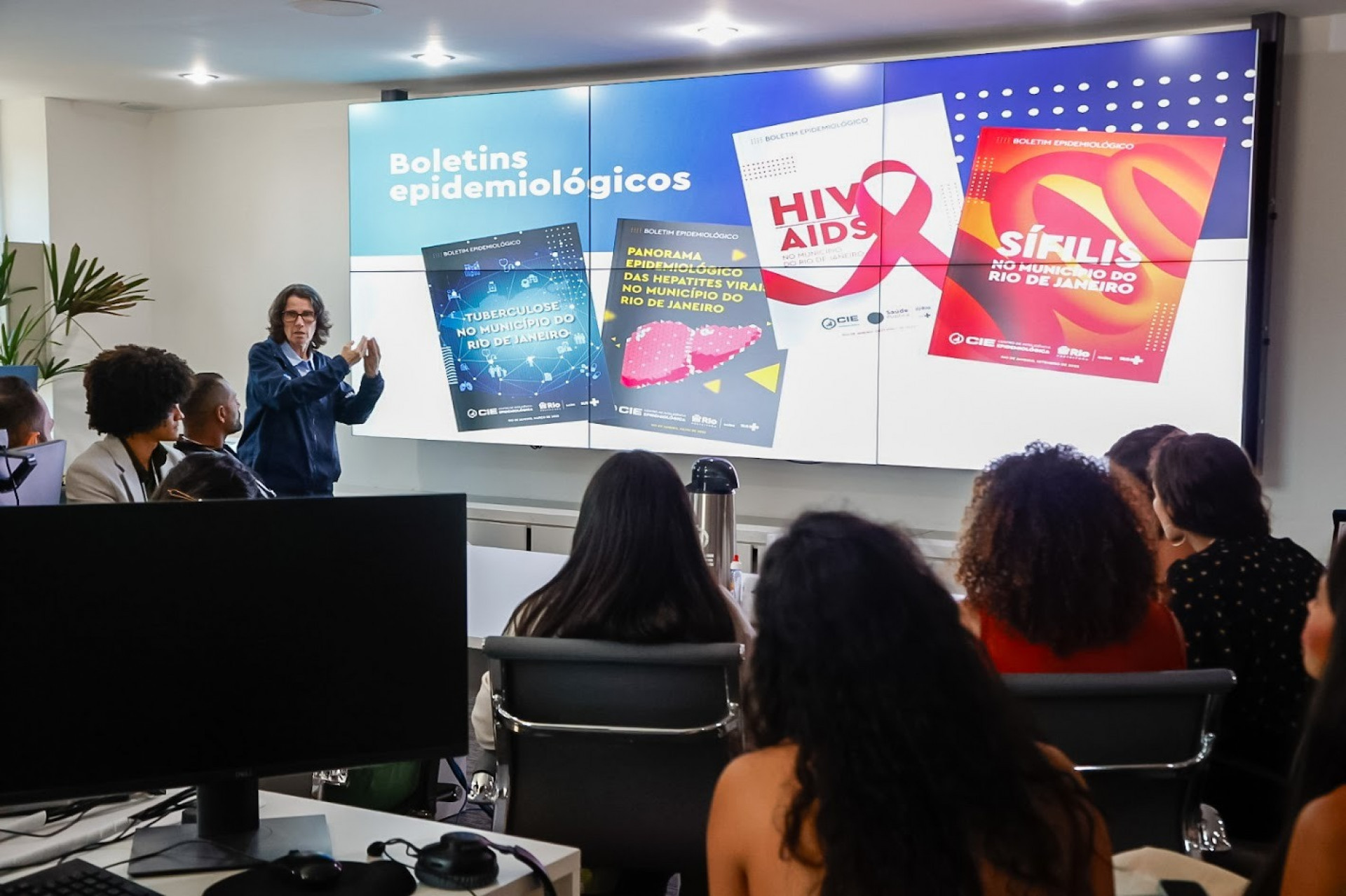 Centro de Inteligência Epidemiológica (CIE) reúne dados da saúde em painéis interativos e públicos - Divulgação/SMS-Rio/Edu Kapps