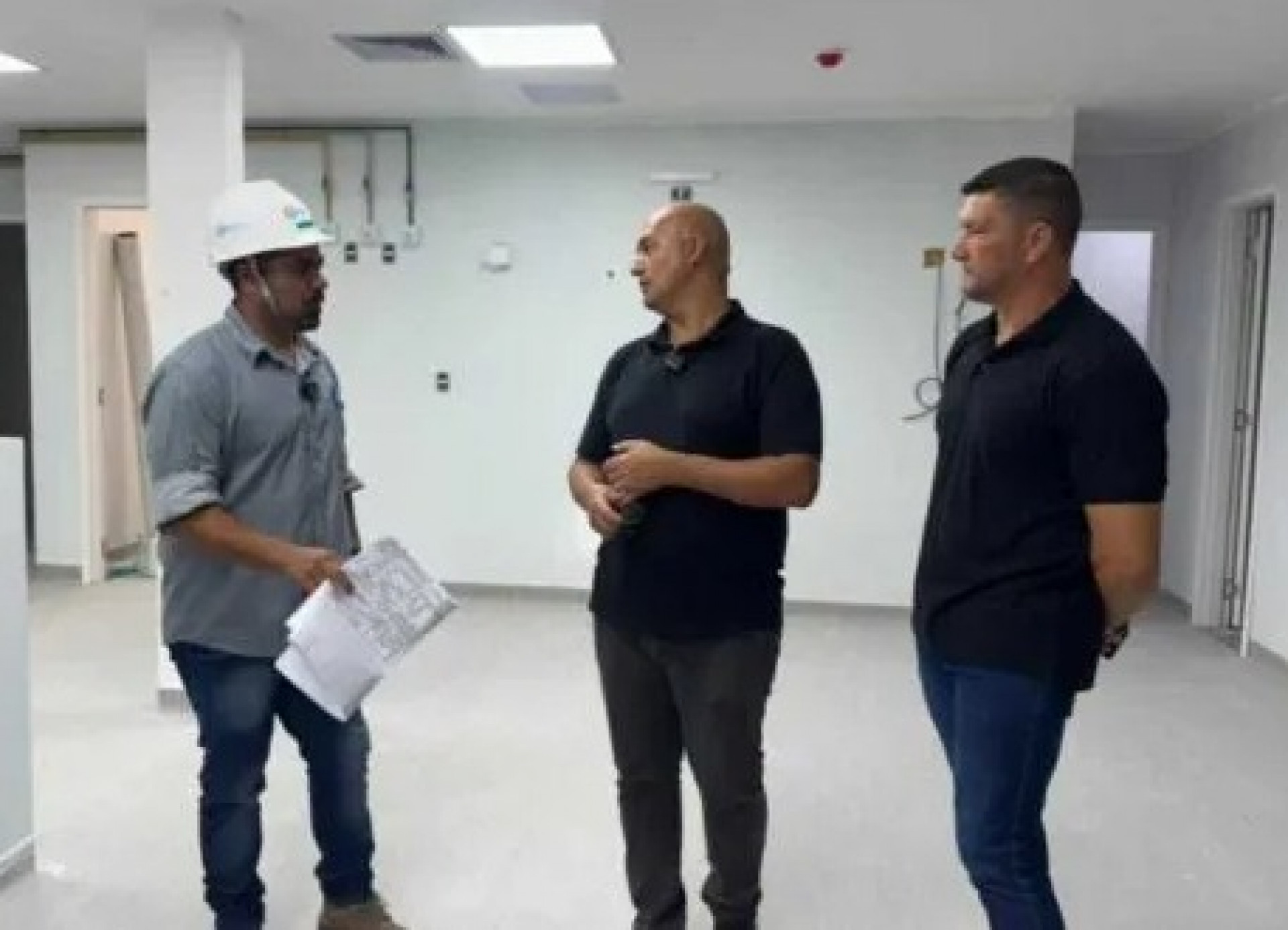 Prefeito acompanha andamento do hospital em visita técnica. - Reprodução/ Ascom