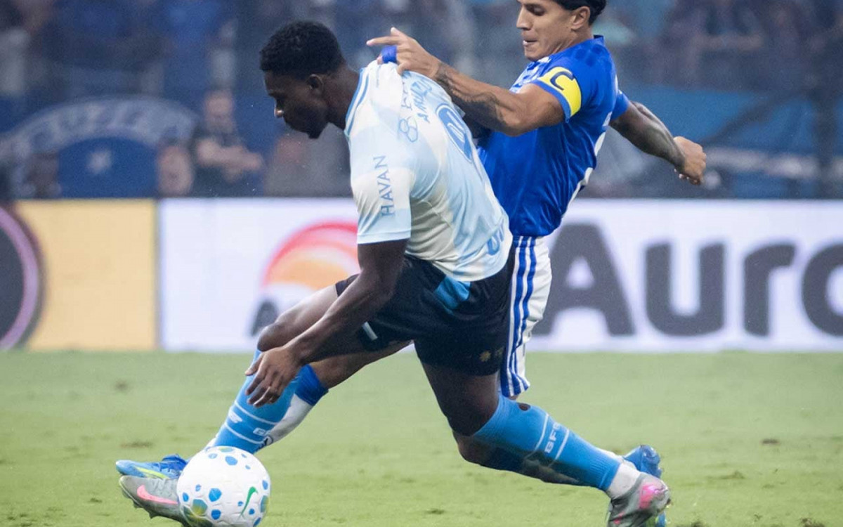 Cruzeiro vence o Gr&ecirc;mio e deixa a zona de rebaixamento