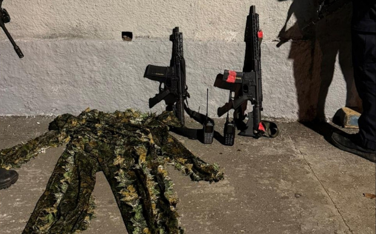 Perseguição em Costa Barros termina com cinco suspeitos baleados