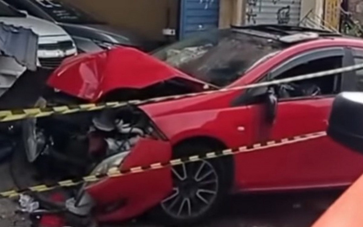 Motorista é morto a tiros e carro atinge loja na Abolição