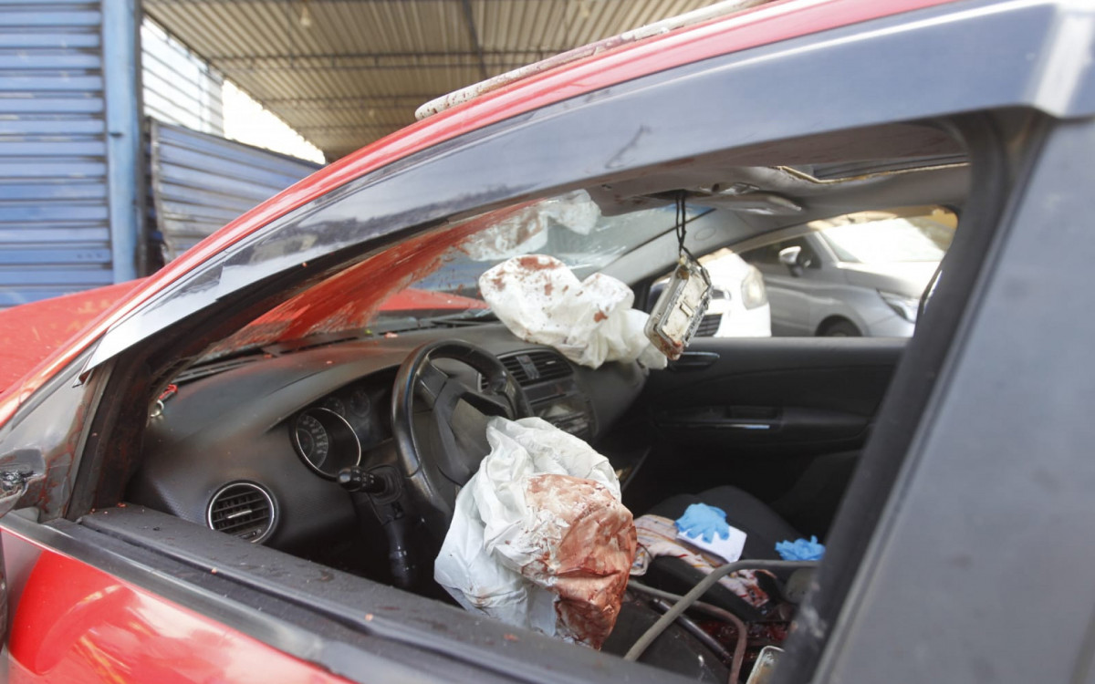 Interior do carro est&aacute; manchado com o sangue da v&iacute;tima 