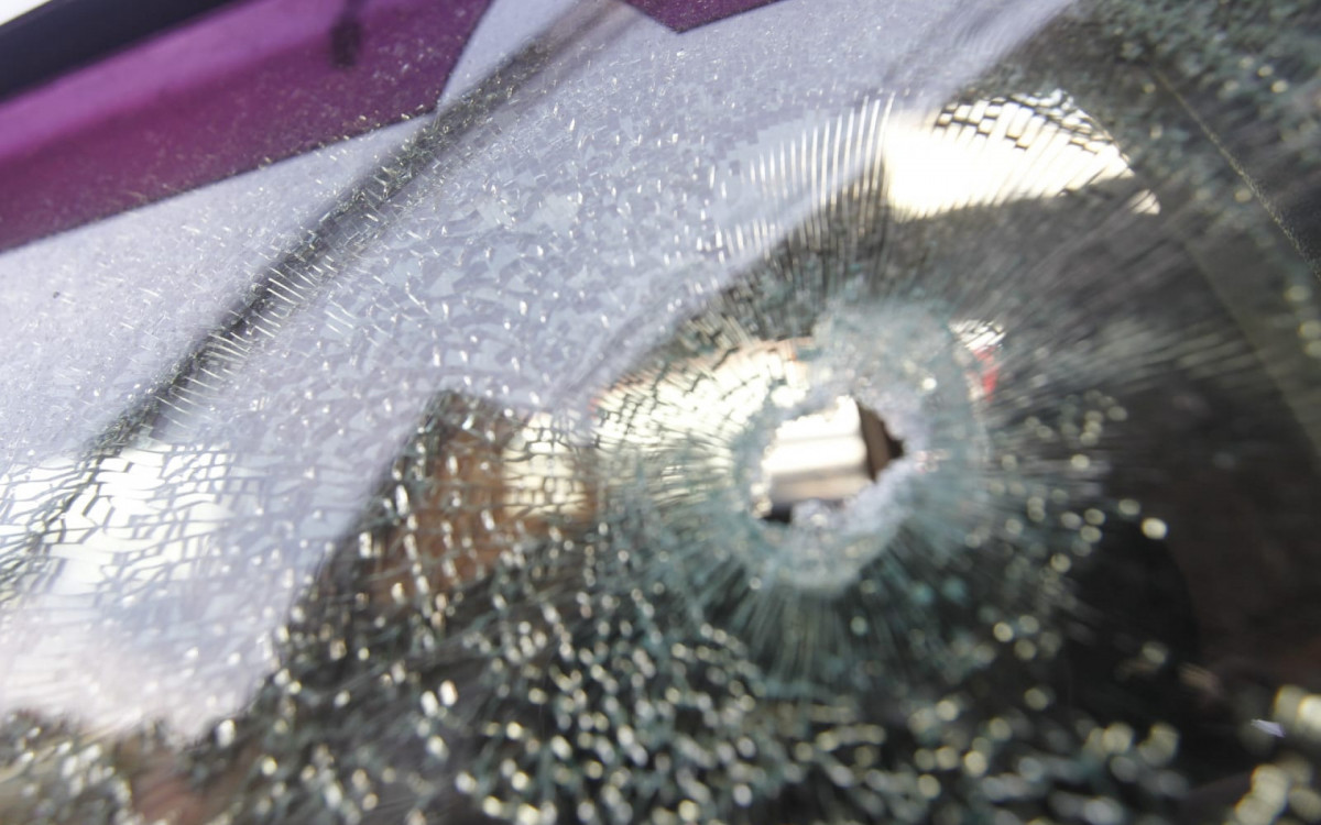 Parte do vidro dianteiro atingida pelos disparos