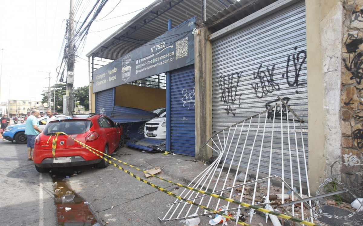 Motorista foi baleado na manh&atilde; deste s&aacute;bado (18), perdeu controle da dire&ccedil;&atilde;o e morreu na Aboli&ccedil;&atilde;o