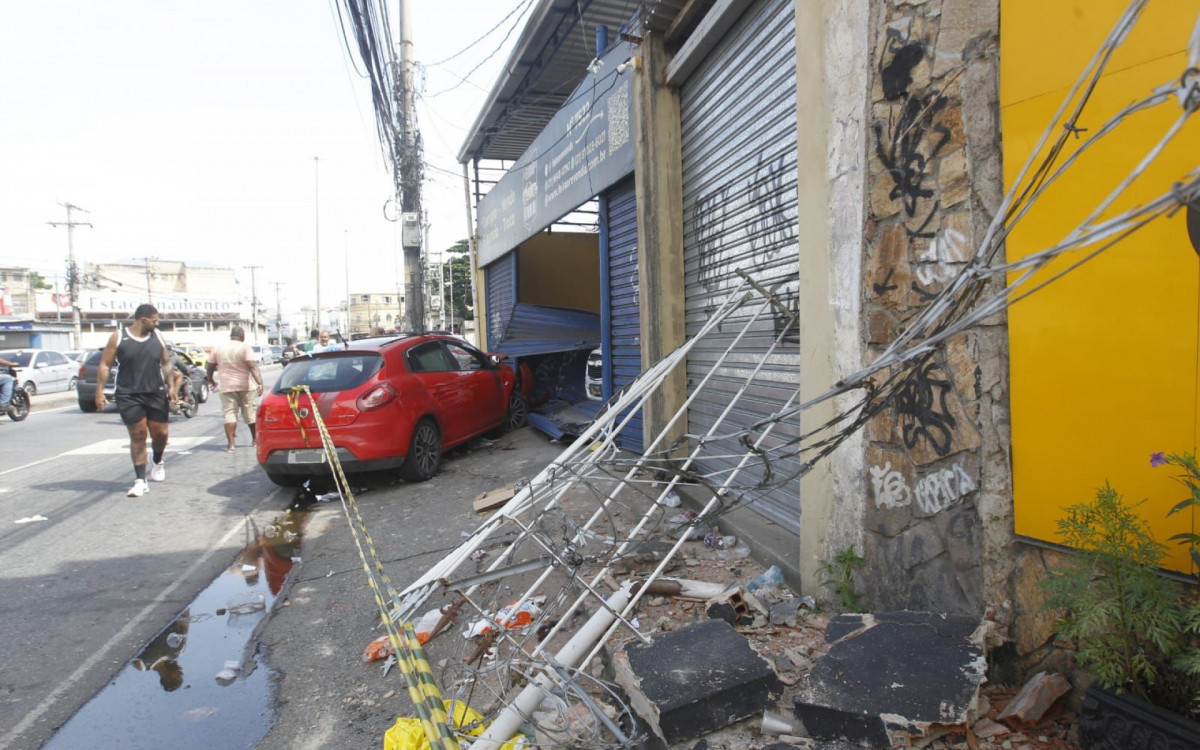 Fachada da loja de revenda e grades de um sal&atilde;o ao lado foram danificadas ap&oacute;s a colis&atilde;o