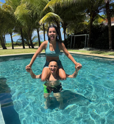 João Gomes aproveita dia de sol com Ary Mirelle em mansão