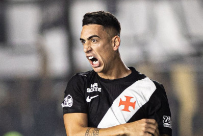 Em noite de homenagens a Roberto Dinamite, Vasco vence o São Paulo de virada