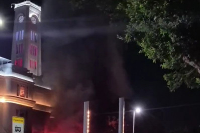 Incêndio atinge complexo gastronômico na Praça Mauá; fritadeira elétrica teria causado curto