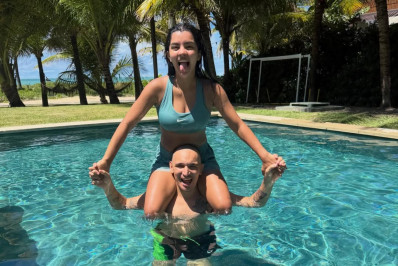 João Gomes aproveita dia de sol com Ary Mirelle em mansão, no Recife