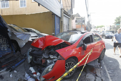Motorista é morto a tiros e carro atinge loja na Abolição
