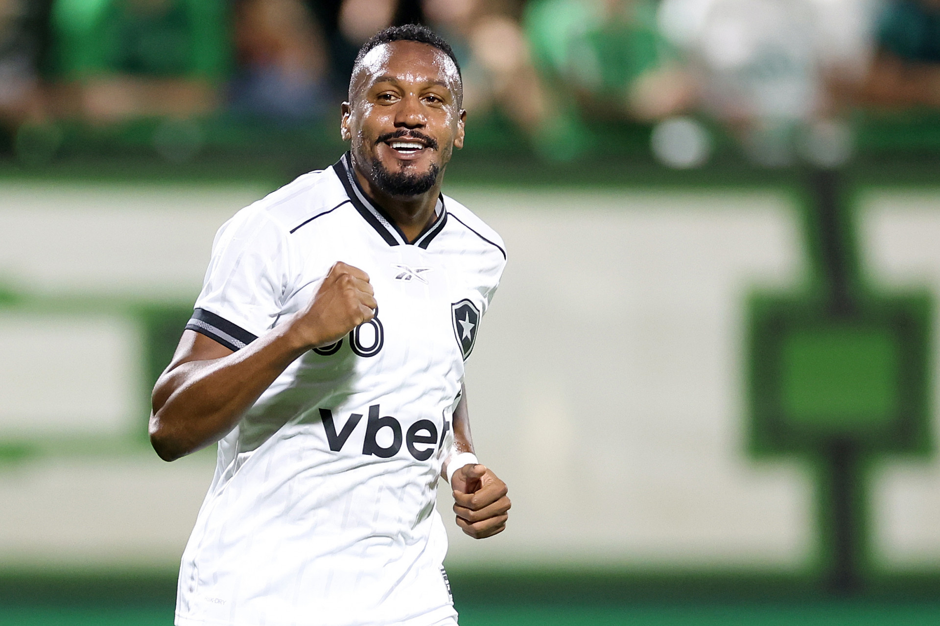 Edenilson celebra gol marcado pelo Botafogo sobre a Chapecoense, na Arena Condá - Vítor Silva / Botafogo