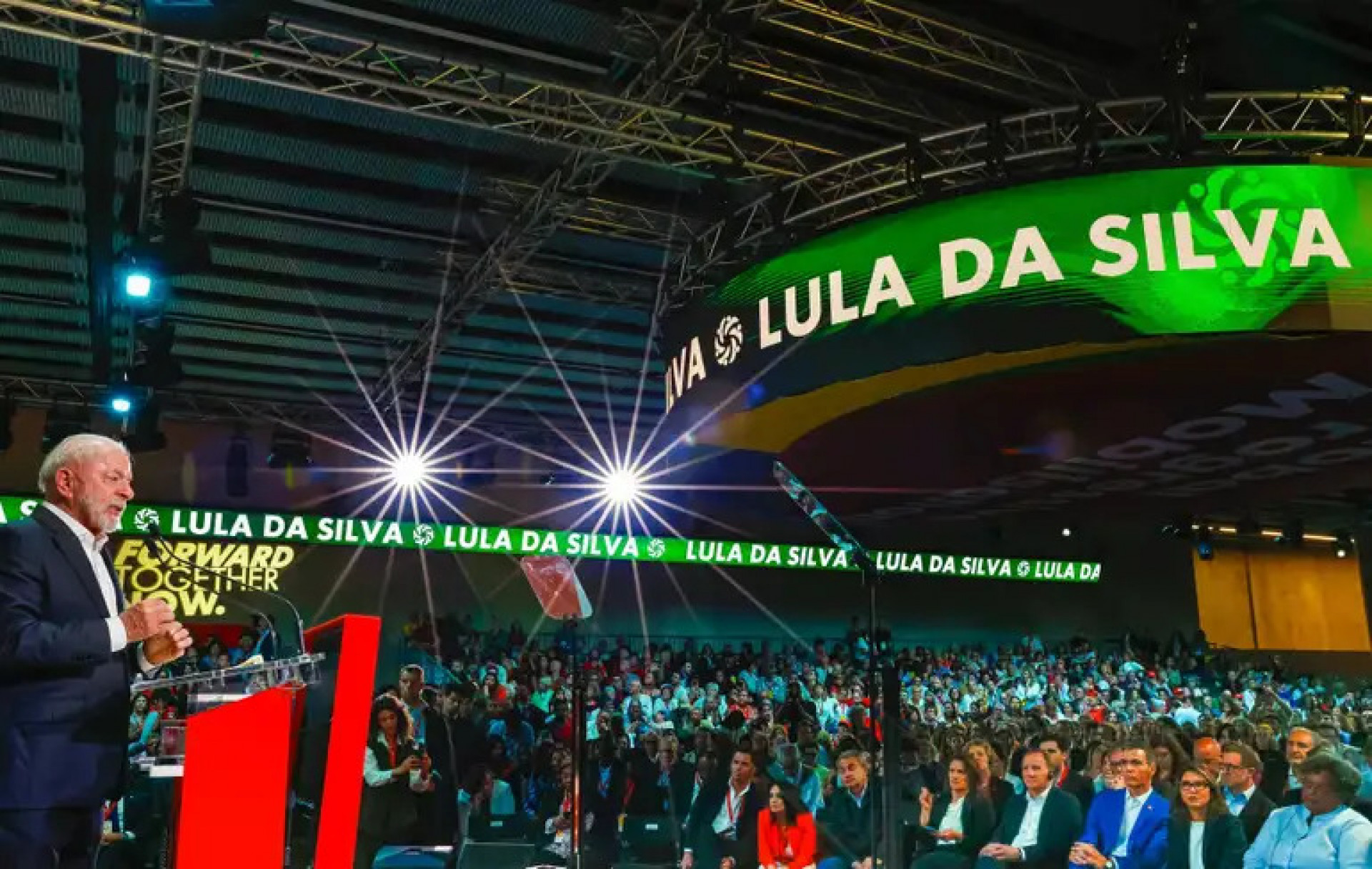 Lula fala para milhares na Espanha e pede coerência dos progressistas