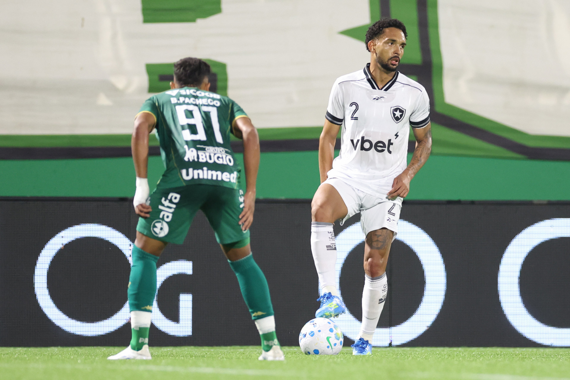 Vitinho em a&ccedil;&atilde;o pelo Botafogo no duelo com a Chapecoense, na Arena Cond&aacute; - V&iacute;tor Silva / Botafogo