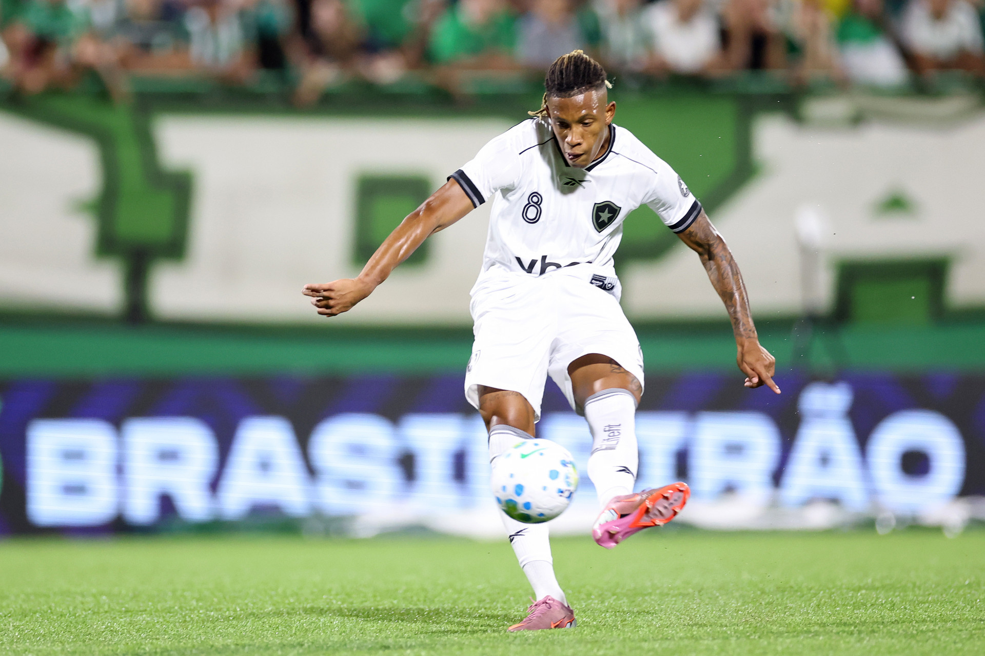 Danilo em ação pelo Botafogo no duelo com a Chapecoense, na Arena Condá - Vítor Silva / Botafogo