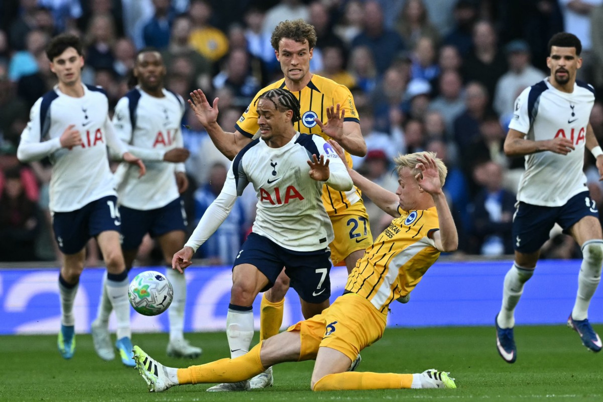 Tottenham sofre gol nos acréscimos, fica no empate com o Brighton e segue no Z-3