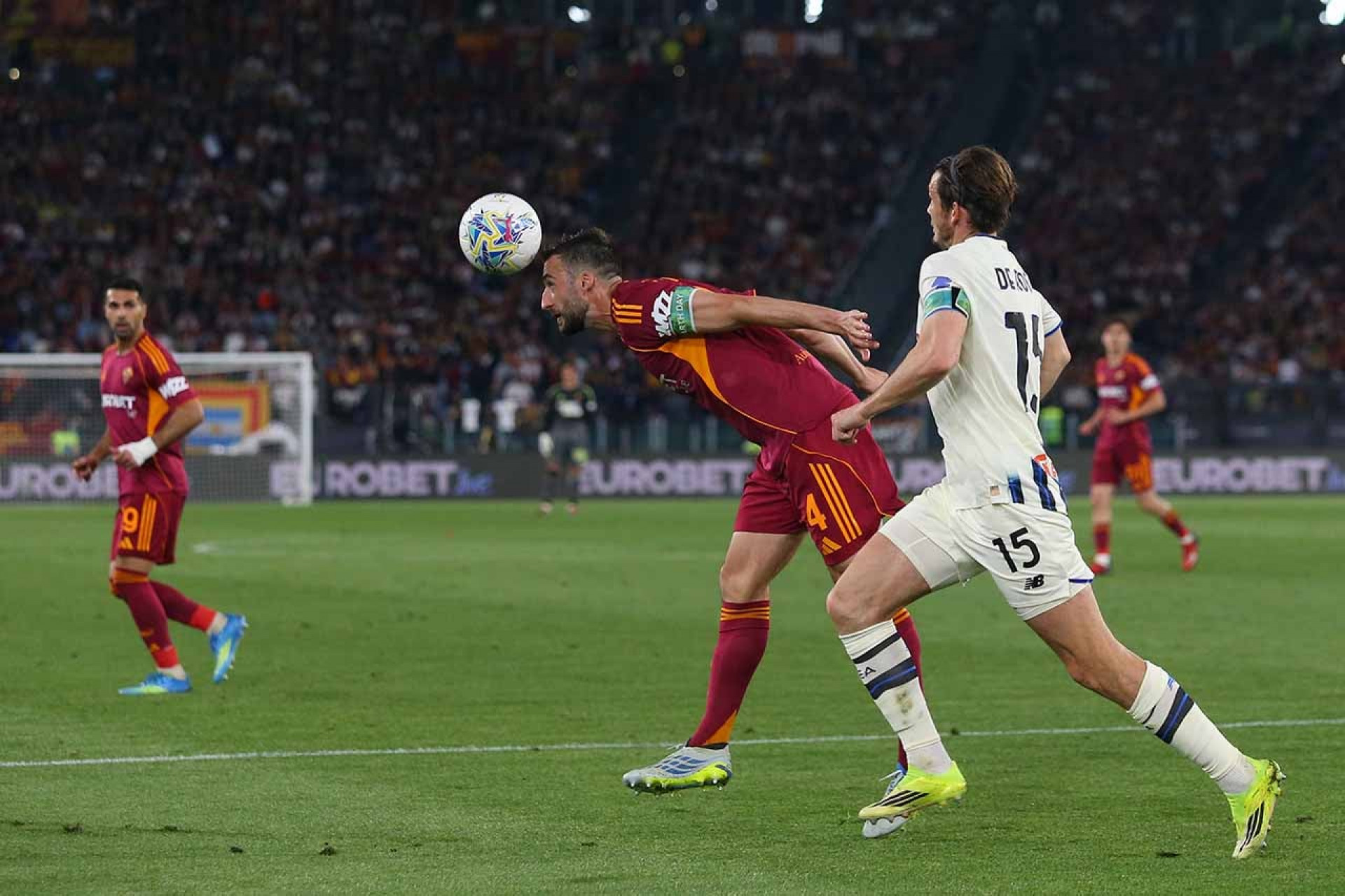 Italiano: Roma empata com Atalanta e segue na briga por vaga na Champions