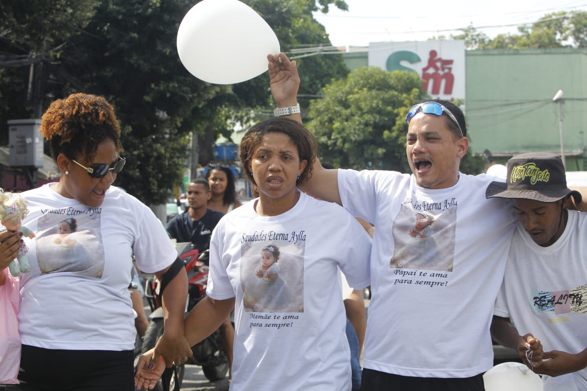 Familiares de Aylla Lahyre de Oliveira realizaram manifestação pedindo justiça - Reginaldo Pimenta / Agência O Dia