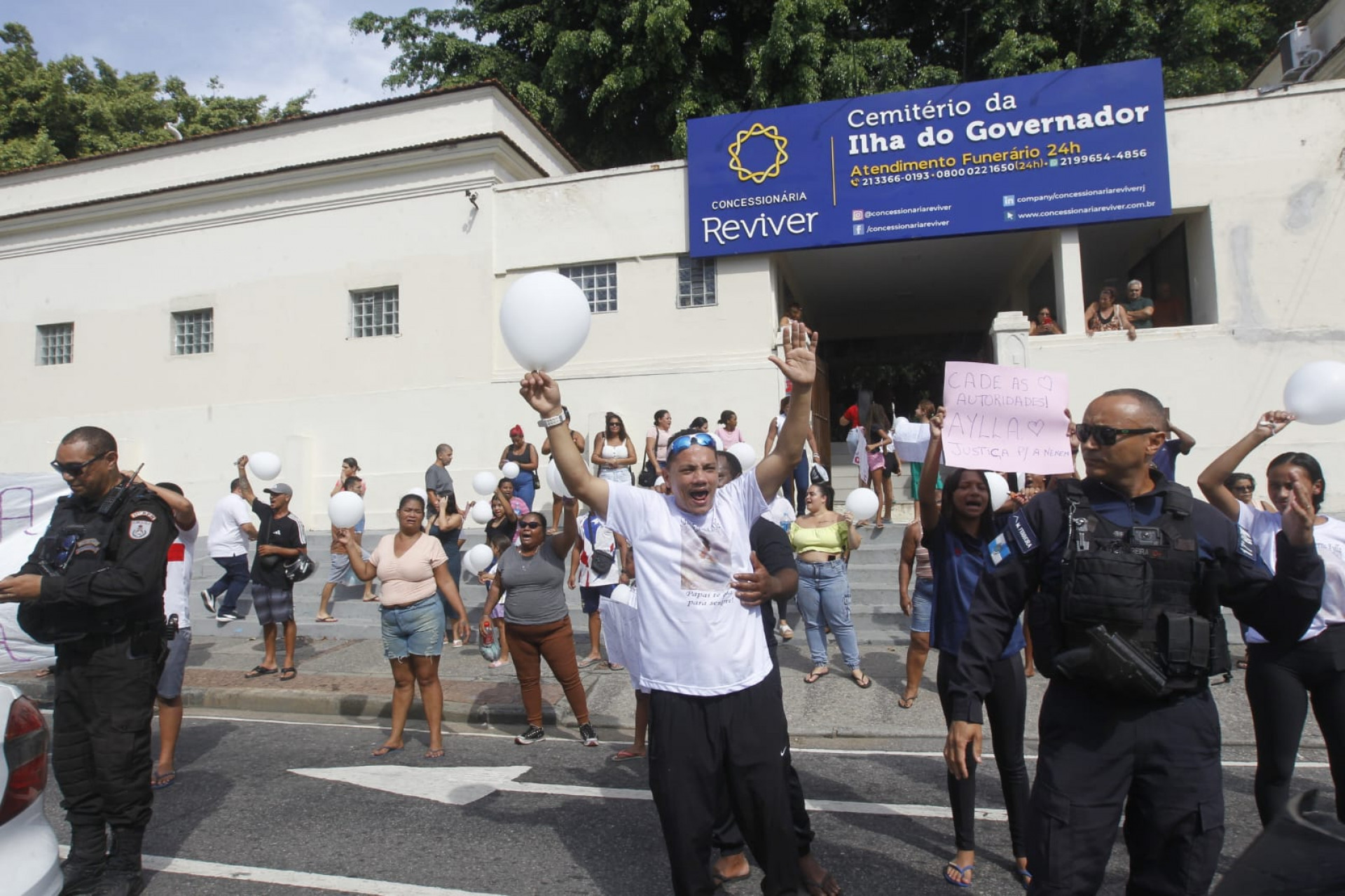 Andrey Lahyre, pai de Aylla, se emocionou em manifesta&ccedil;&atilde;o com pedido de justi&ccedil;a - Reginaldo Pimenta / Ag&ecirc;ncia O Dia