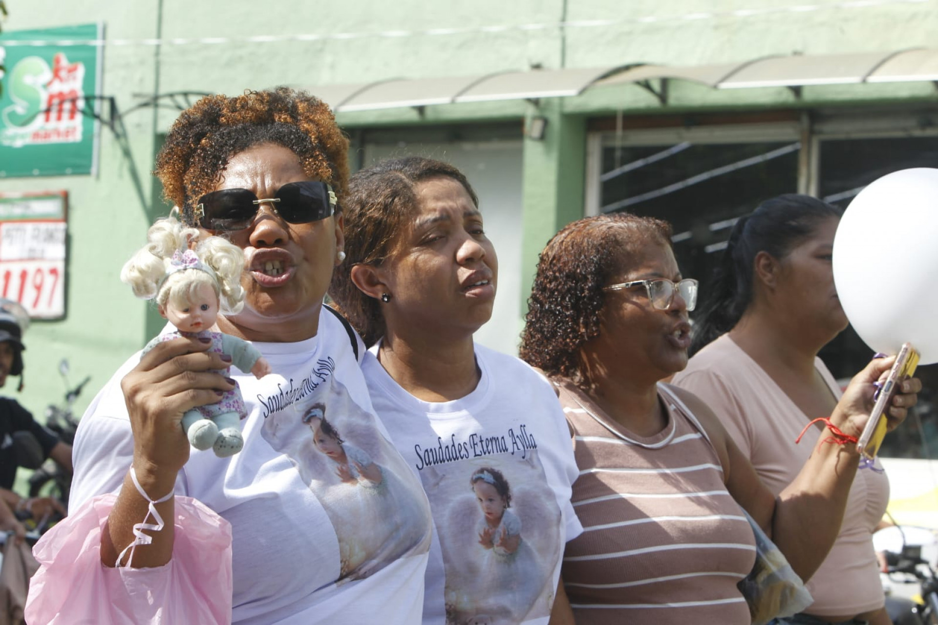 Familiares de Aylla Lahyre de Oliveira realizaram manifestação pedindo justiça - Reginaldo Pimenta / Agência O Dia