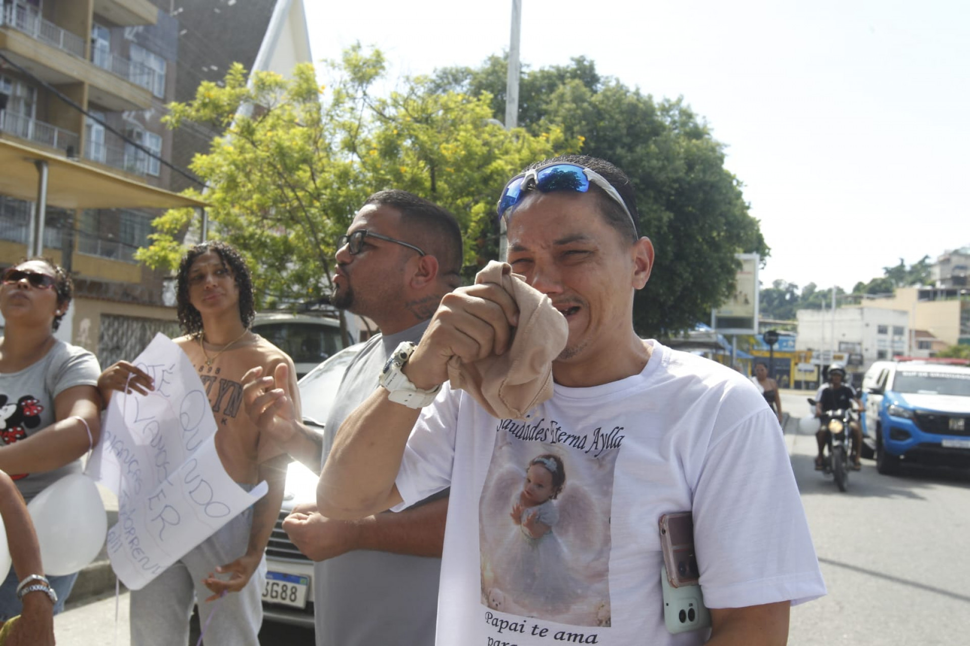 Andrey Lahyre, pai de Aylla, se emocionou em manifesta&ccedil;&atilde;o com pedido de justi&ccedil;a - Reginaldo Pimenta / Ag&ecirc;ncia O Dia